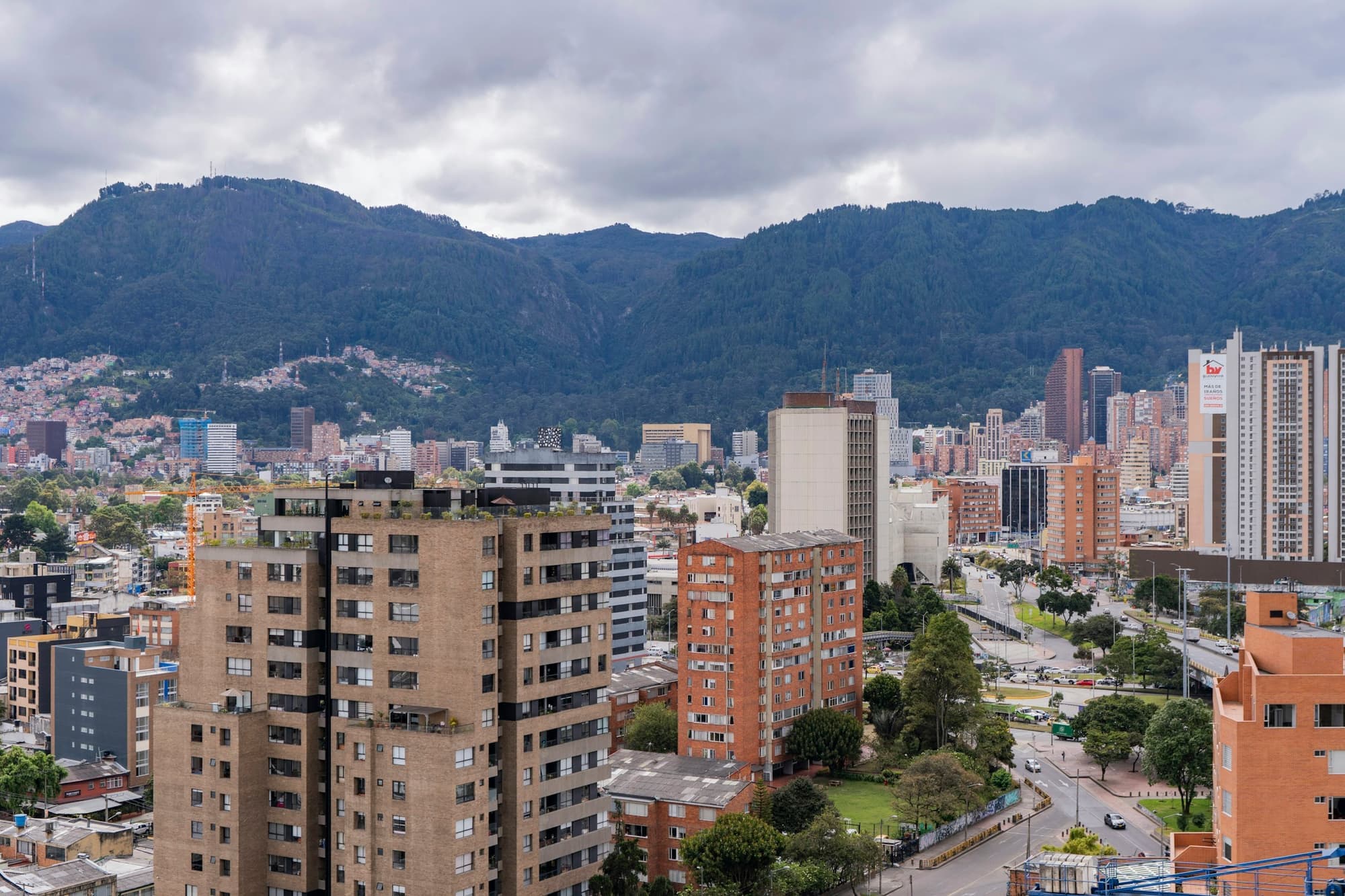 Bloques de apartamentos de ladrillo y, al fondo, los cerros