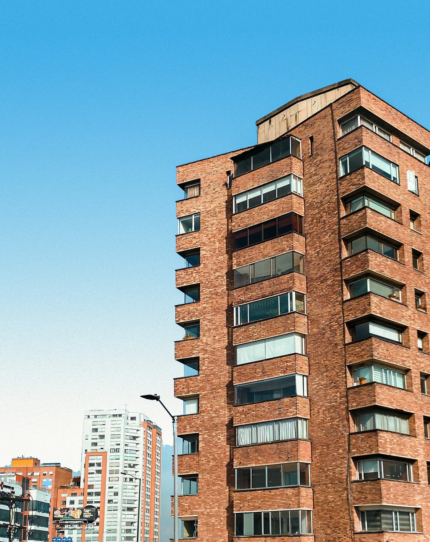 Edificio residencial de ladrillo contra un cielo despejado